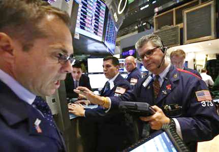Chứng khoán và các thị trường hàng hóa hoảng loạn sau quyết định của FED - Ảnh: Reuters